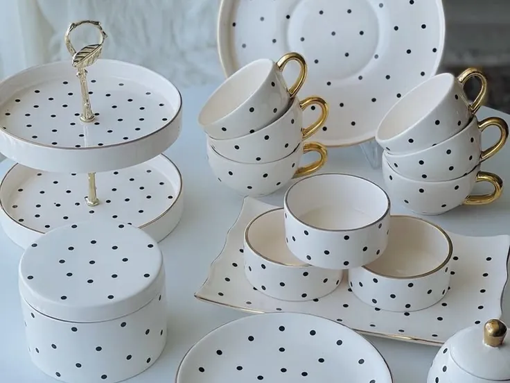 Service à thé blanc à pois noirs, tasses à anses dorées et présentoir à étages